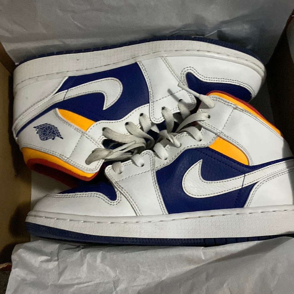 I’m selling air Jordan 1 mids